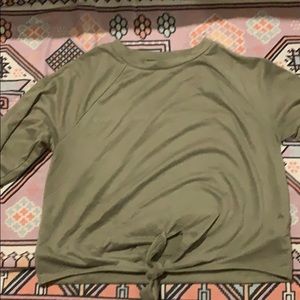 Long sleeve cropped light crewneck